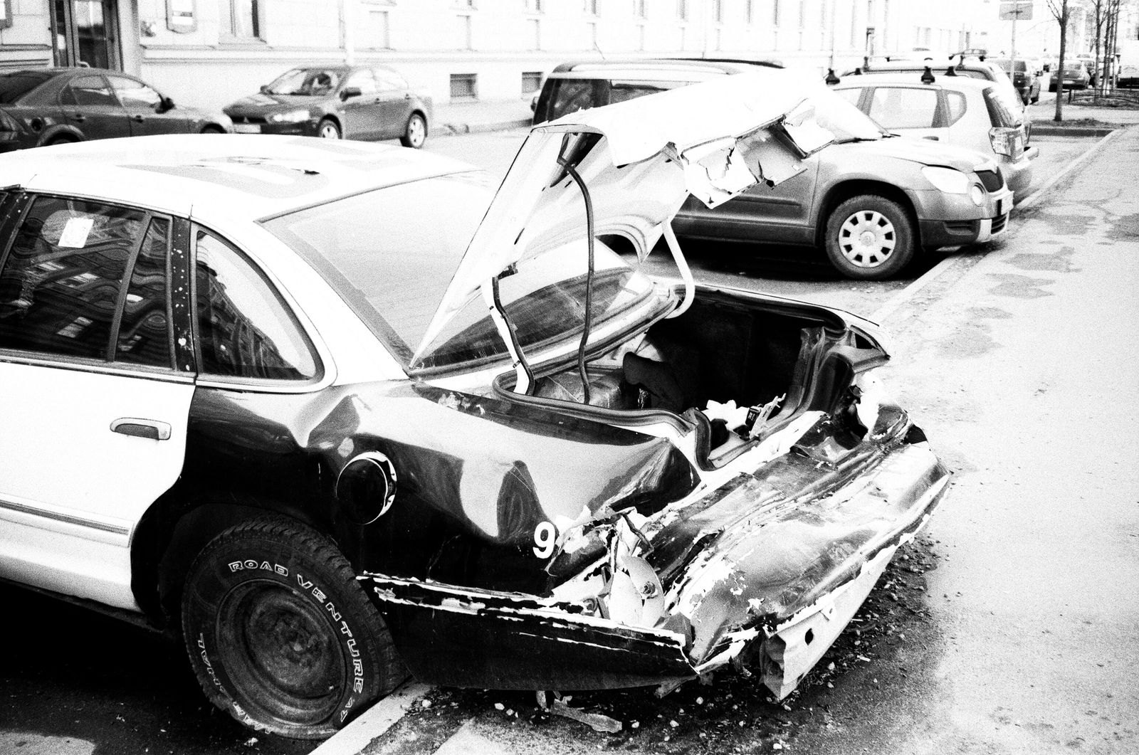 Auto con la parte posteriore danneggiata dopo un incidente stradale