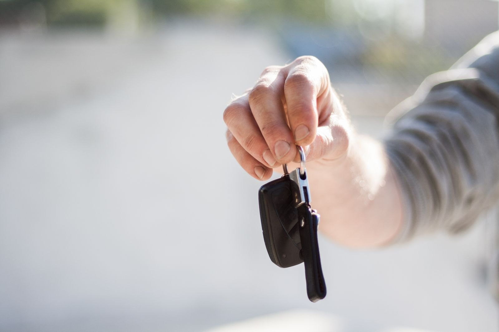 Consegna delle chiavi di un'auto da una mano all'altra